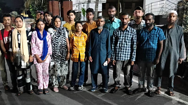 ট্রাভেল পরমিটে দেশে ফিরে অবহেলার শিকার ১৪ বাংলাদেশি, রাত কাটল বেনাপোল সরকারি প্রাথমিক বিদ্যালয়ে খোলা আকাশের নিচে