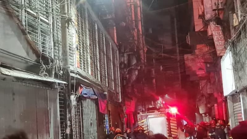 দীর্ঘ ছয় ঘণ্টার চেষ্টায় নিয়ন্ত্রণে চকবাজারের আগুন, নেই হতাহতের ঘটনা