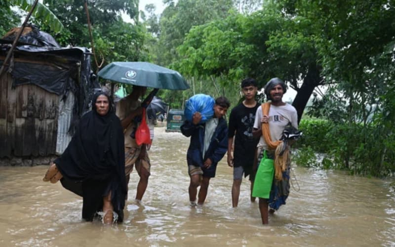 চট্টগ্রামে বন্যার ভয়াবহতা বাড়ছেই, আশ্রয়কেন্দ্রমুখী হাজারো পরিবার