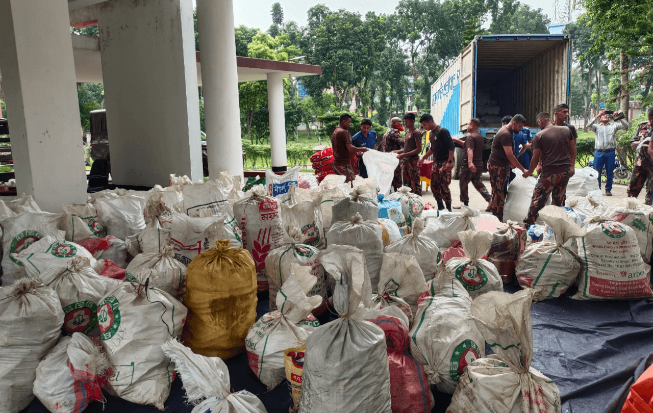 বেনাপোলে প্রায় তিন কোটি টাকার ভারতীয় চোরাচালানি পণ্য জব্দ, আটক ৩