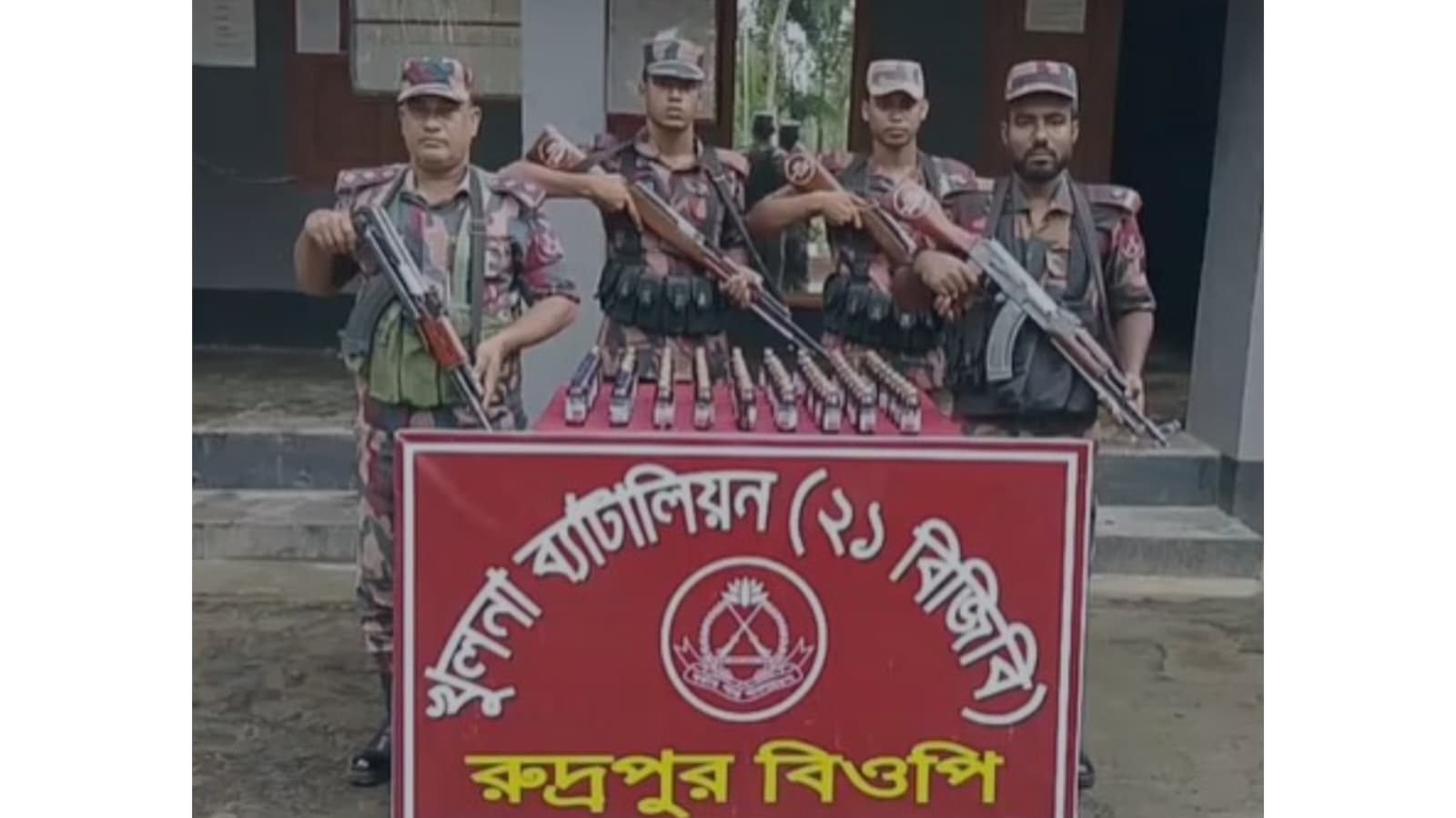 শার্শা সীমান্তে ৭৫ বোতল ভারতীয় নেশাজাতীয় সিরাপ জব্দ