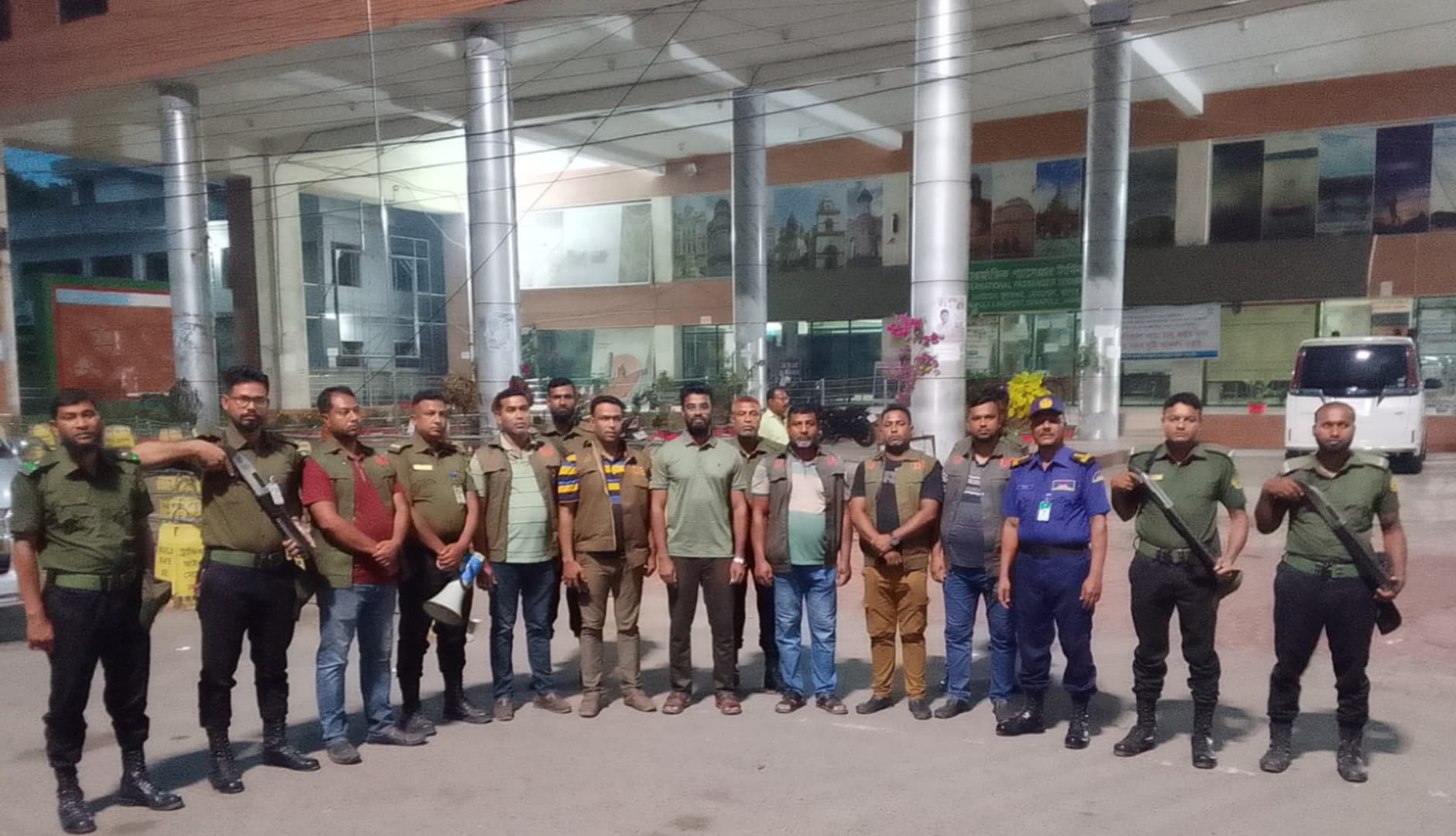 বেনাপোল স্থলবন্দরে যাত্রী হয়রানি প্রতিরোধে মহড়া