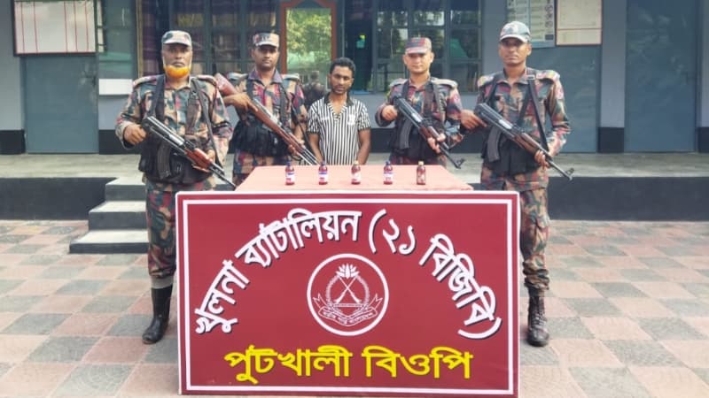 বেনাপোলে ৫ বোতল ভারতীয় এসকাফ সিরাপসহ আটক ১