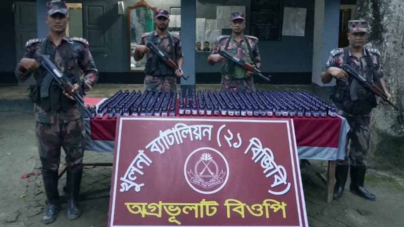 শার্শা সীমান্তে বিজিবির অভিযানে ৪৮৬ বোতল ভারতীয় নেশাজাতীয় সিরাপ জব্দ