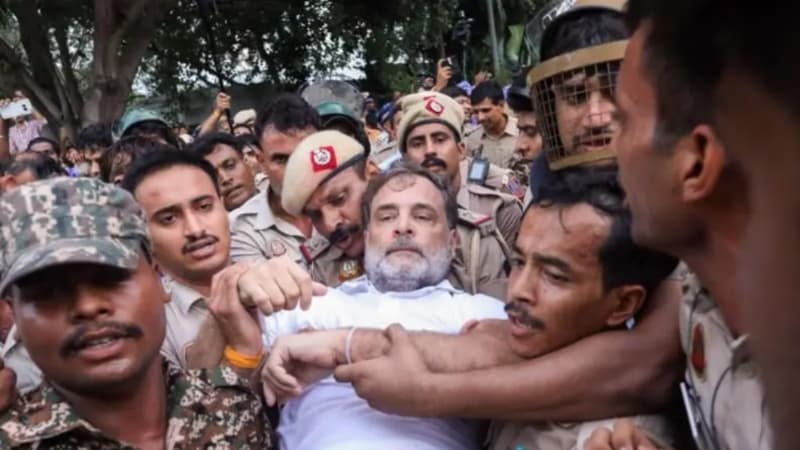 আটক রাহুল-প্রিয়াঙ্কা ও অখিলেশকে ছেড়ে দিল পুলিশ