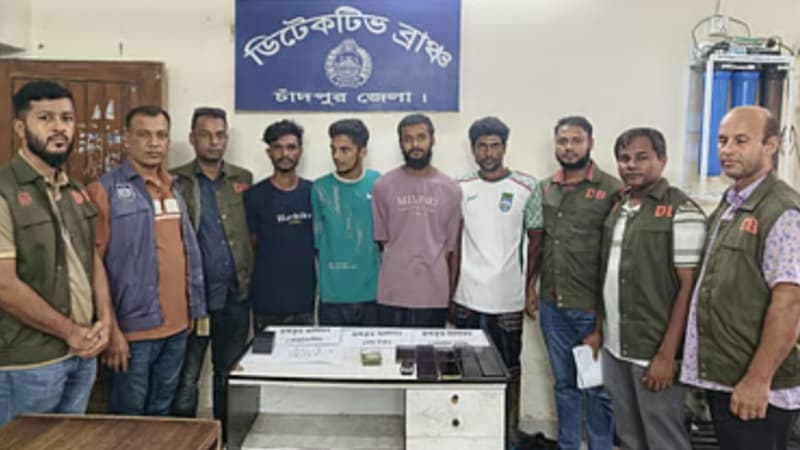 ভুয়া পেজ খুলে অনলাইনে সস্তায় ‘চাঁদপুরের ইলিশ’ বিক্রি, ধরা ৪