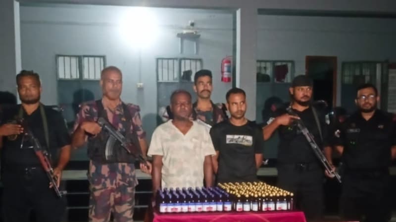 বেনাপোল সীমান্তে বিজিবি-র্যাবের যৌথ অভিযানে বিপুল পরিমাণ মাদকসহ আটক ২
