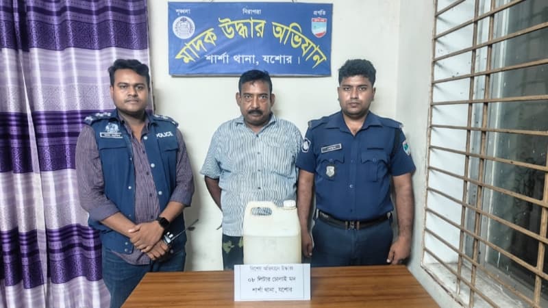 শার্শায় চোলাই মদসহ আলমগীর হোসেন নামে এক ব্যক্তি গ্রেপ্তার