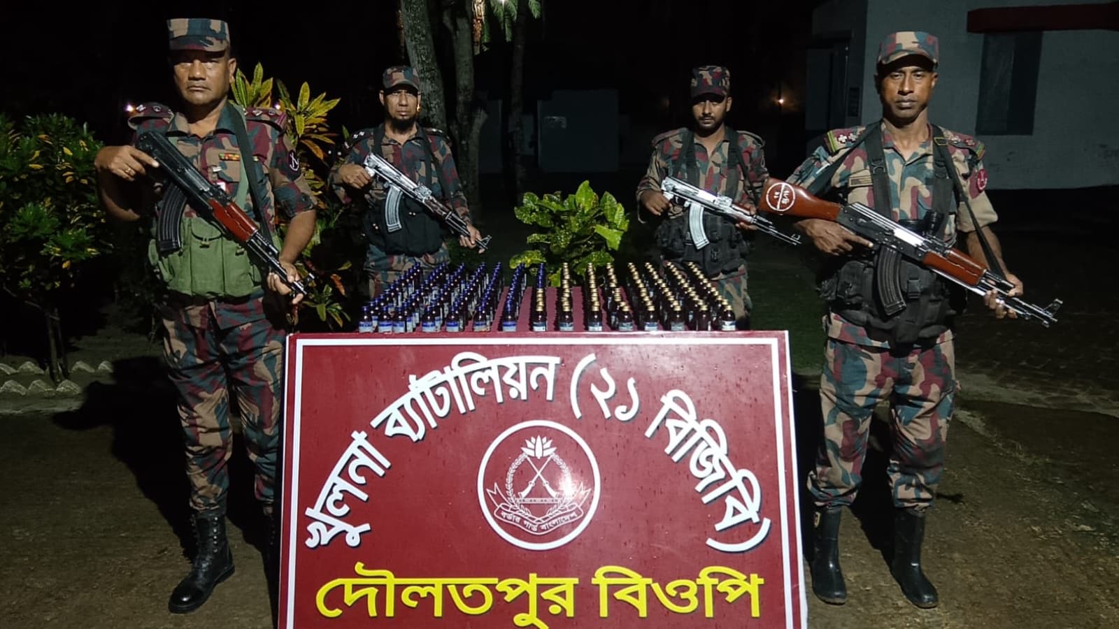 বেনাপোল সীমান্তে ১৬৯ বোতল ভারতীয় নেশাজাতীয় সিরাপ আটক