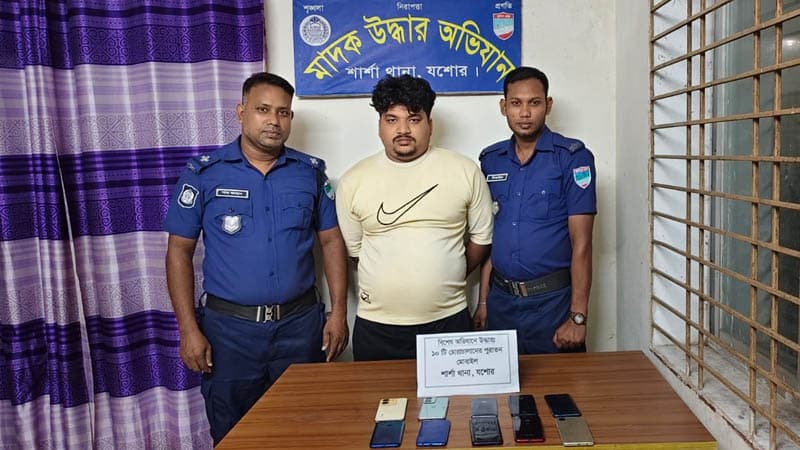 শার্শায় চোরাচালানের ১০টি মোবাইলসহ ইমরান হোসেন নামে যুবক গ্রেপ্তার