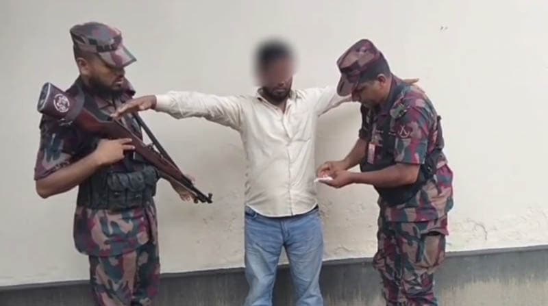 যশোরে ৪৪ লাখ টাকার স্বর্ণসহ পাচারকারী ময়ুর আটক