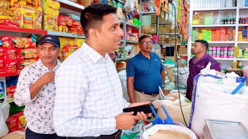 বাগআঁচড়া বাজারে ভোক্তা অধিকারের অভিযানে দুই প্রতিষ্ঠানকে জরিমানা