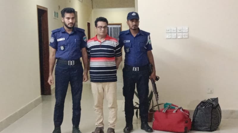 ভারতে যাওয়ার সময় বেনাপোলে স্বেচ্ছাসেবকলীগ নেতা আটক