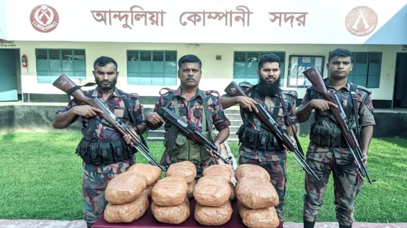 যশোর সীমান্তে বিজিবির অভিযানে ১৬ কেজি গাঁজা ও চোরাচালানি মালামাল জব্দ