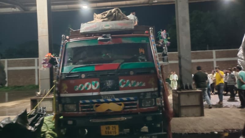 পণ্য উধাও! কী ছিল? মাদক! ভায়াগ্রা নাকি উচ্চ শুল্কের শাড়ি, থ্রি-পিছ বা কসমেটিক্স? “বেনাপোল বন্দরে সন্দেহজনক পণ্যচালান জব্দ, ঘোষণার সঙ্গে মিলেনি ৩ টনের বেশি খৈল”