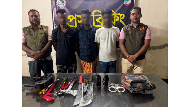 শার্শার ৩ যুবক আটক: বিজিবির পোশাক পরে ডাকাতির প্রস্তুতি, উদ্ধার ওয়াকিটকি, হাতকড়া ও দেশীয় অস্ত্র