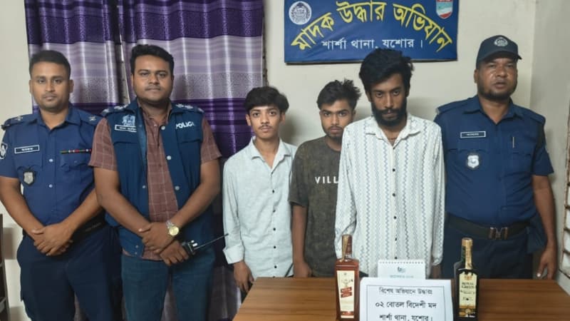 শার্শায় মদসহ তিন যুবক গ্রেপ্তার