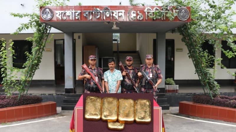 যশোরে বিজিবির অভিযানে ১ কোটি ৪০ লাখ টাকার স্বর্ণের বারসহ পাচারকারী আটক