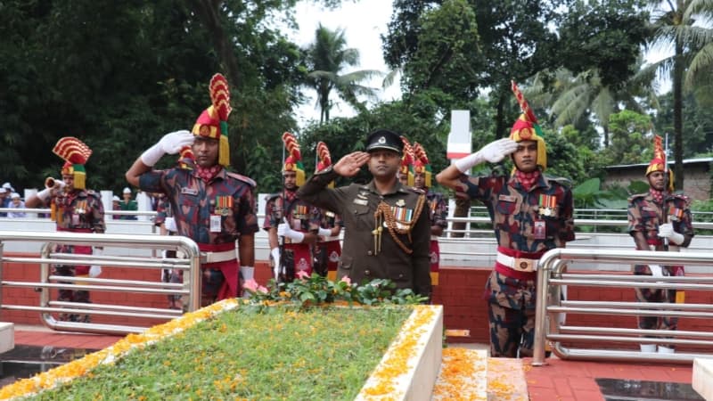 এক হাতে এলএমজি ও কাঁধে আহত সহযোদ্ধাকে নিয়ে বীরশ্রেষ্ঠ নূর মোহাম্মদ শেখের জীবনবাজির অমর ইতিহাস স্মরণ