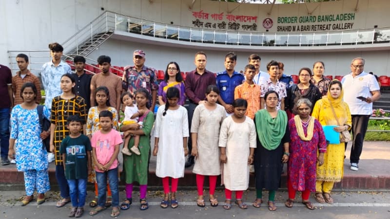 ভারতের সেফ হোমে থাকা ১৮ নারী ও শিশু বেনাপোল চেকপোস্ট দিয়ে দেশে ফিরেছেন