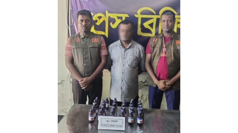 যশোরে ডিবির অভিযানে ৩০ বোতল ভারতীয় এসকাফ সিরাপসহ আটক ১