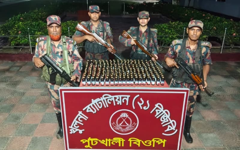 বেনাপোল সীমান্তে ২০৮ বোতল ভারতীয় নিষিদ্ধ মাদক জব্দ