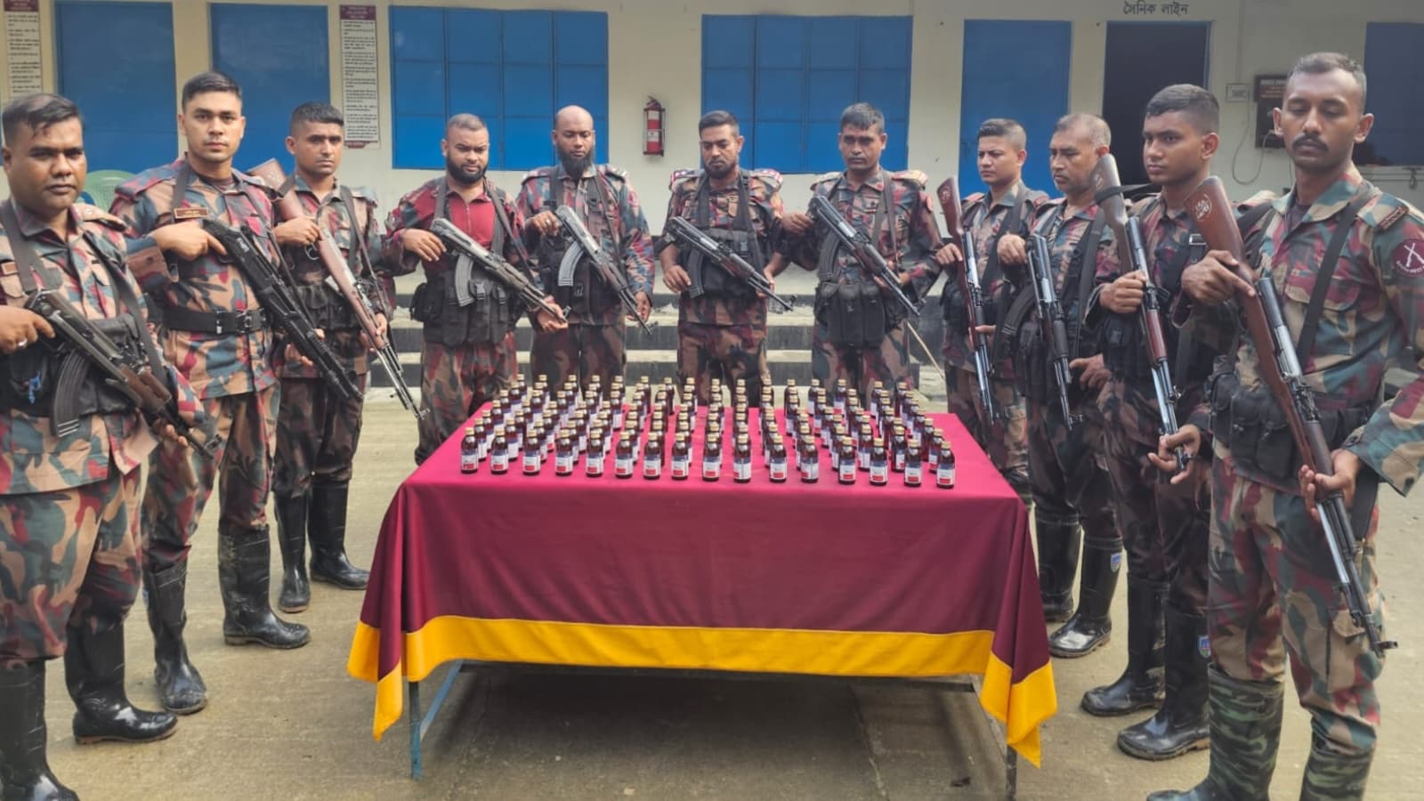 সীমান্তে ১১২ বোতল ভারতীয় নেশাজাতীয় সিরাপসহ চোরাচালানি পণ্য জব্দ