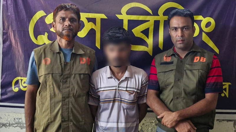 যশোরে ডিবির অভিযানে ৭০ পিস ইয়াবাসহ যুবক আটক