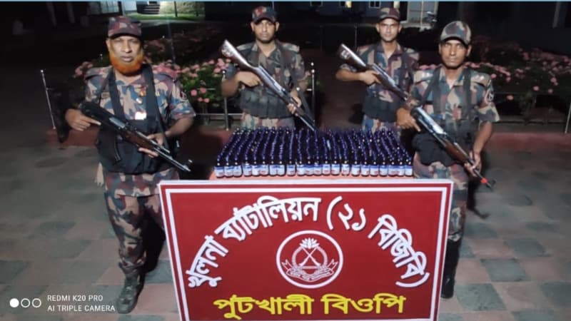 বেনাপোলের পুটখালী সীমান্তে বিজিবির অভিযানে ২৯৫ বোতল ভারতীয় মাদকদ্রব্য উদ্ধার
