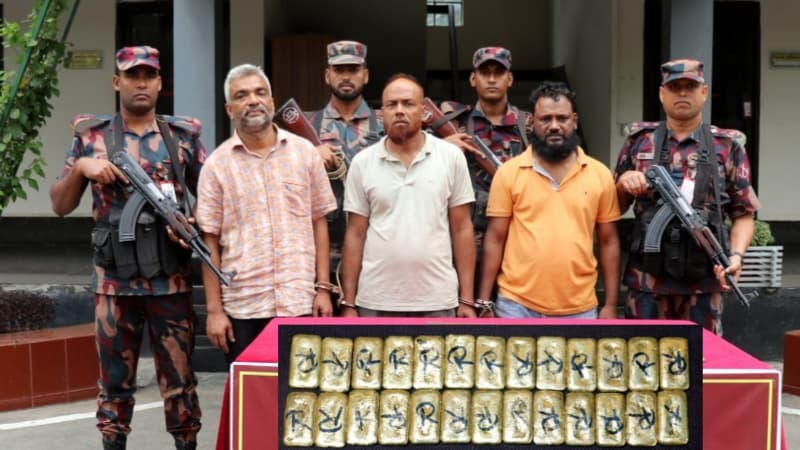 যশোরে ২৬টি স্বর্ণের বারসহ তিন পাচারকারী আটক, সিজার মূল্য সাড়ে ৬ কোটি টাকা