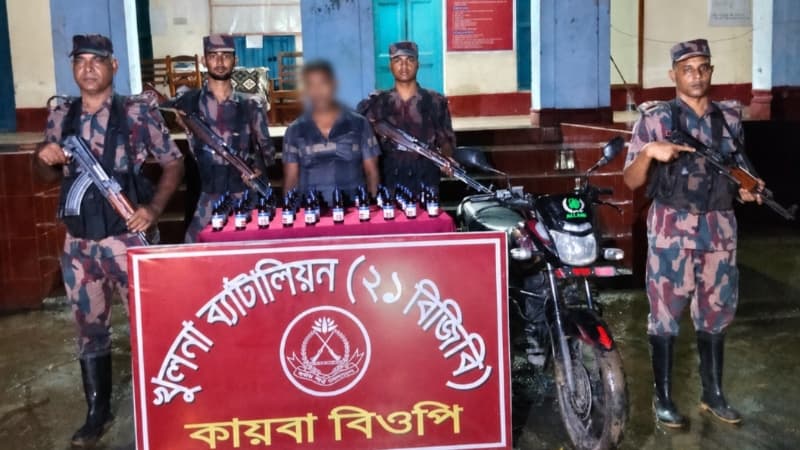 শার্শা সীমান্তে ৫০ বোতল ভারতীয় এস্কাফ সিরাপসহ আটক ১