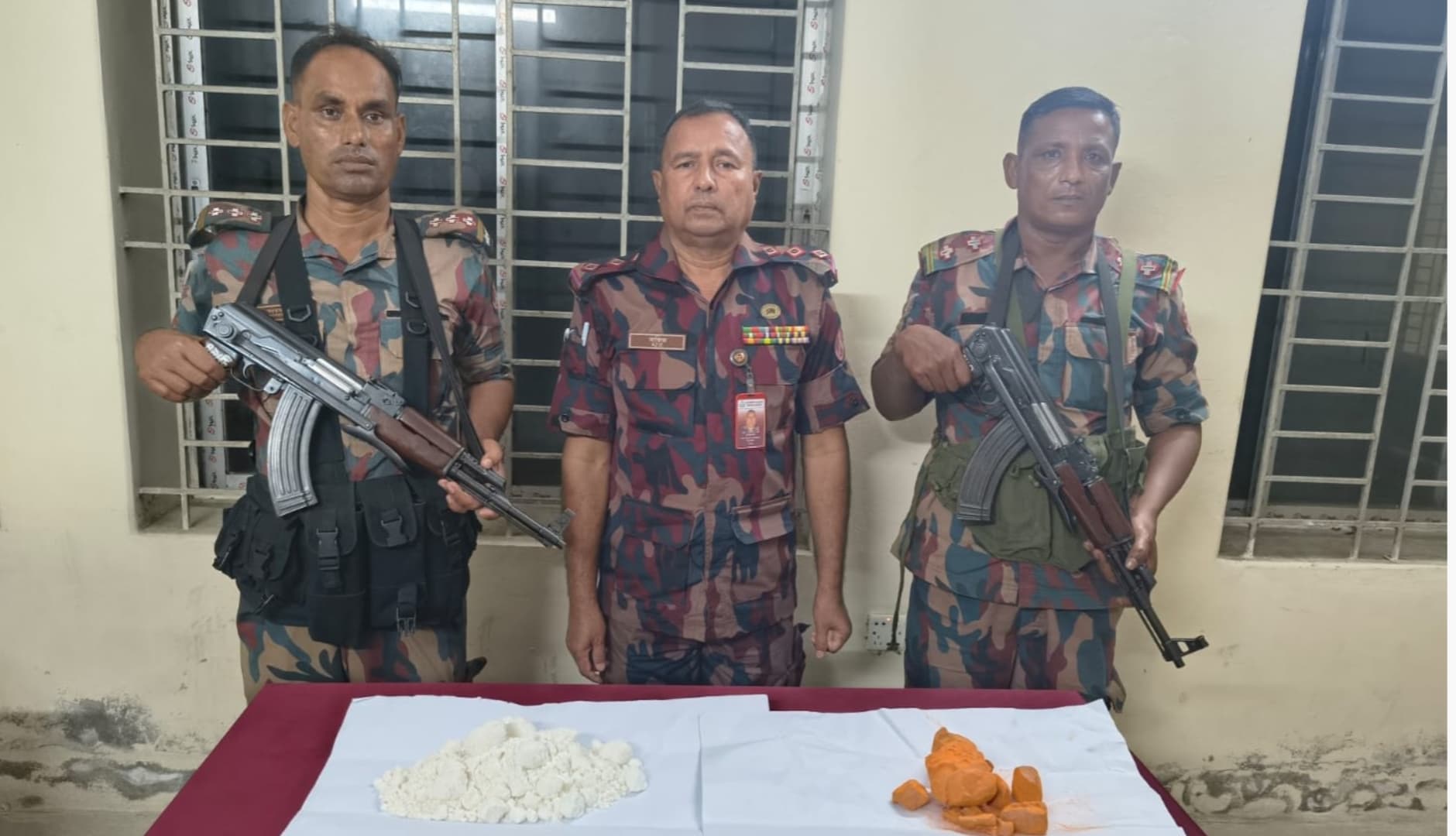 বেনাপোলে বিজিবির অভিযানে ২ কেজি ৮০০ গ্রাম বিস্ফোরক উদ্ধার, জড়িতদের খোঁজ চলছে