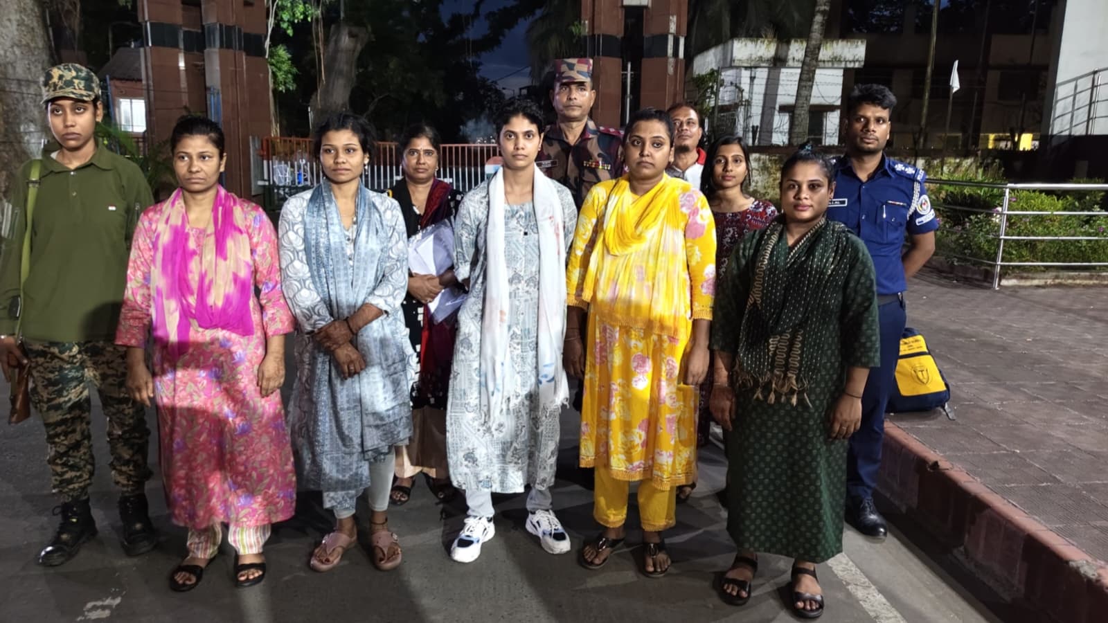 বেনাপোল দিয়ে ভারত থেকে ট্রাভেল পারমিটে ফেরত এলেন ৫ বাংলাদেশি নারী
