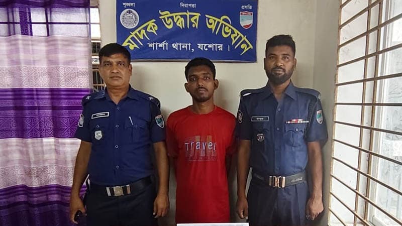 শার্শায় ইয়াবাসহ আলমগীর নামে যুবক আটক