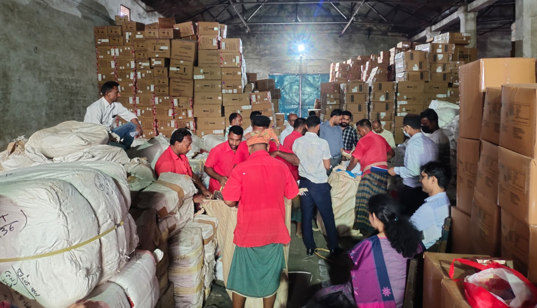 বেনাপোল স্থলবন্দরে আবারো ঘোষণাবহির্ভূত পণ্য জব্দ, প্রায় কোটি টাকার শুল্ক ফাঁকির চেষ্টা