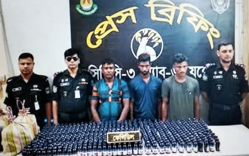 শার্শায় র্যাবের অভিযানে ১০৪৩ বোতল ভারতীয় নিষিদ্ধ মাদকসহ আটক ৩