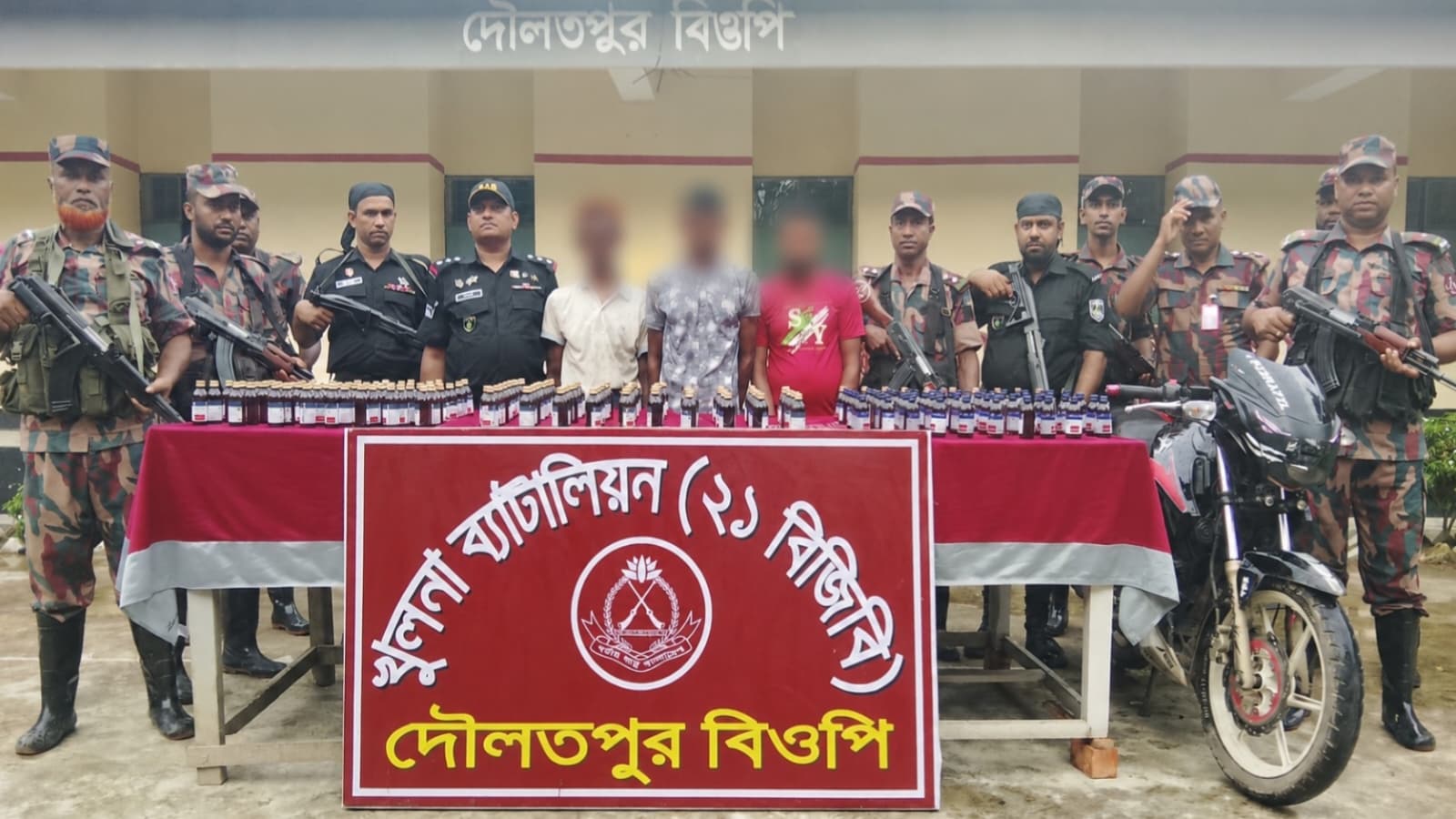 বেনাপোল সীমান্তে বিজিবি-র্যাবের যৌথ অভিযানে ১৮২ বোতল ভারতীয় নেশাজাতীয় সিরাপসহ আটক ৩