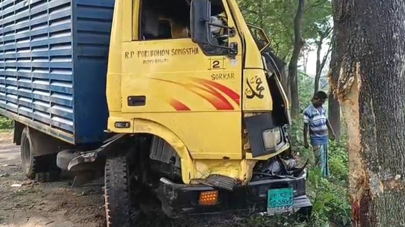 শার্শায় নিয়ন্ত্রণ হারিয়ে সড়কের পাশের গাছের সঙ্গে ধাক্কা লেগে হেলপার নিহত