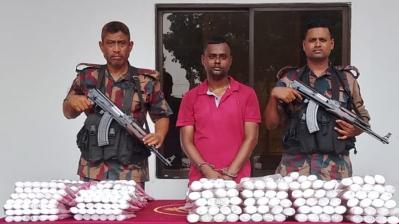 বেনাপোল সীমান্তে বিজিবির অভিযানে বিপুল পরিমাণ ভারতীয় চোরাচালানী পণ্য জব্দ, আটক ১