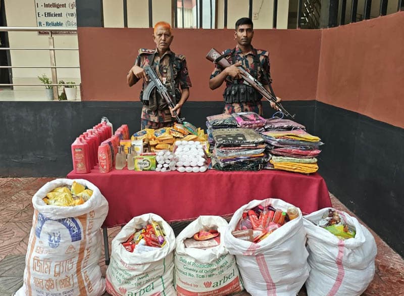 বেনাপোল সীমান্তে প্রায় ১০ লক্ষ টাকার চোরাচালানি পণ্য জব্দ