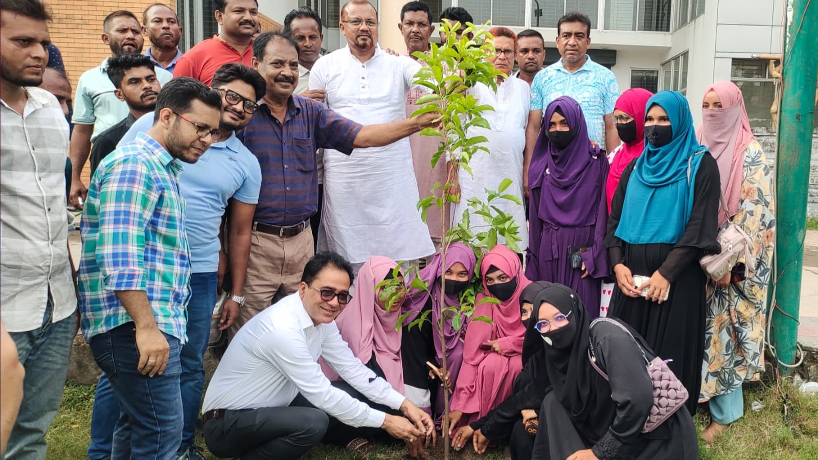 সবুজ বেনাপোল গড়ার প্রত্যয়ে বিএনপি নেতা ভারতের টানা চতুর্থ দিনের বৃক্ষরোপণ