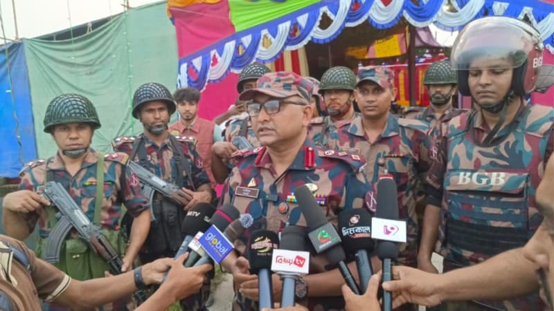 বেনাপোলের হরিদাস ঠাকুর পাটবাড়ী আশ্রমসহ বিভিন্ন পূজামণ্ডপ পরিদর্শনে বিজিবির সিও