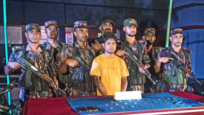 যশোরের শার্শায় প্রায় ৮ কোটি টাকার ৩ কেজি ৪৩৮ গ্রাম ওজনের ২৬টি স্বর্ণের বারসহ পাচারকারী রিপন আটক