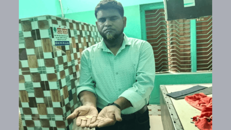 ভারতে পাচারের সময় বেনাপোল চেকপোস্টে দুইটি স্বর্ণেবারসহ পাসপোর্টধারী যাত্রী আটক