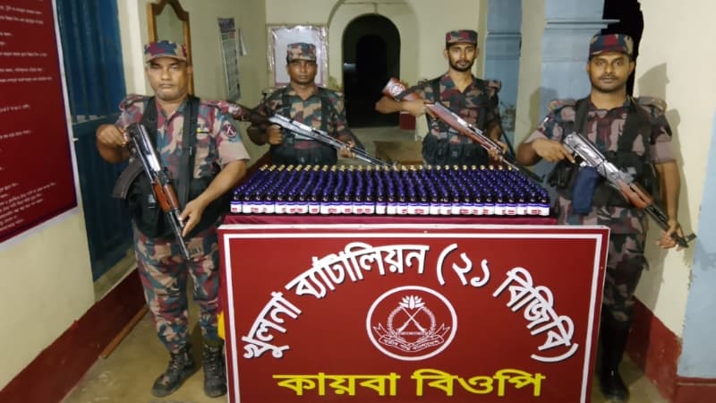 শার্শা সীমান্তে ৪৩৫ বোতল ভারতীয় নিষিদ্ধ মাদক জব্দ করেছে বিজিবি