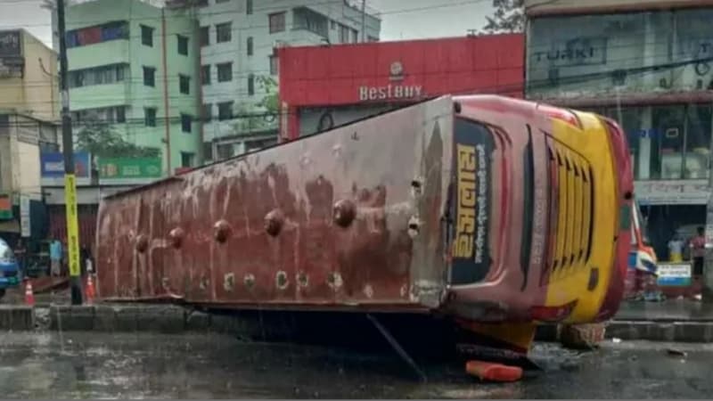 ঢাকায় ডিভাইডার ভেঙে উল্টো লেনের বাসে ধাক্কা, নিহত ৪