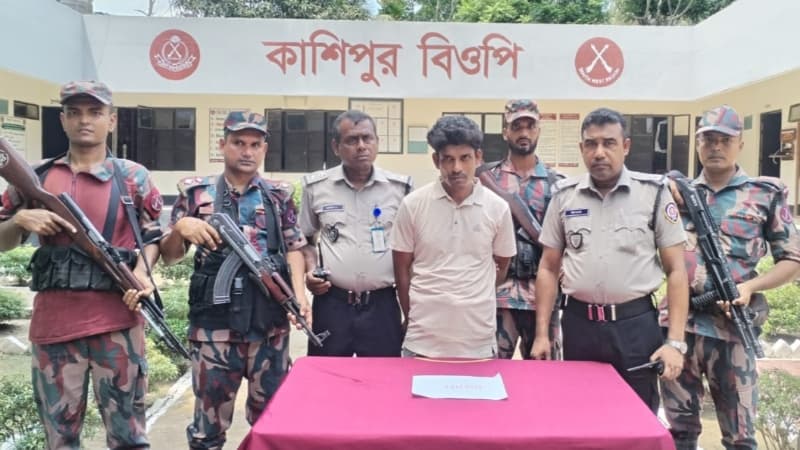 শার্শা সীমান্তে চোরাচালানি পণ্য জব্দ ও ইয়াবাসহ আটক ১