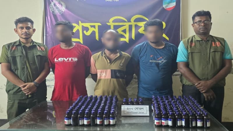 যশোরে ডিবির অভিযানে ২০০ বোতল মাদকসহ আটক ৩