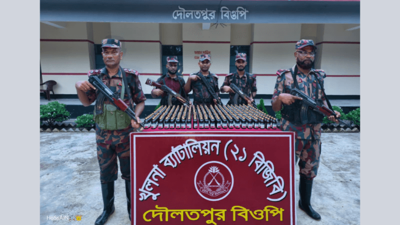 বেনাপোল সীমান্তের দৌলতপুরে বিজিবির অভিযানে ৩১০ বোতল ভারতীয় মাদক সিরাপ আটক