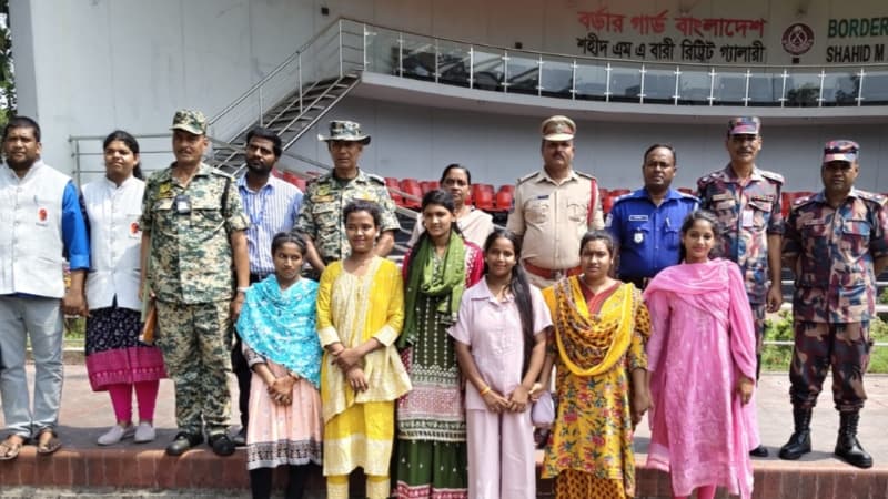 বেনাপোল দিয়ে দেশে ফিরলেন ভারতে পাচার হওয়া ৬ নারী